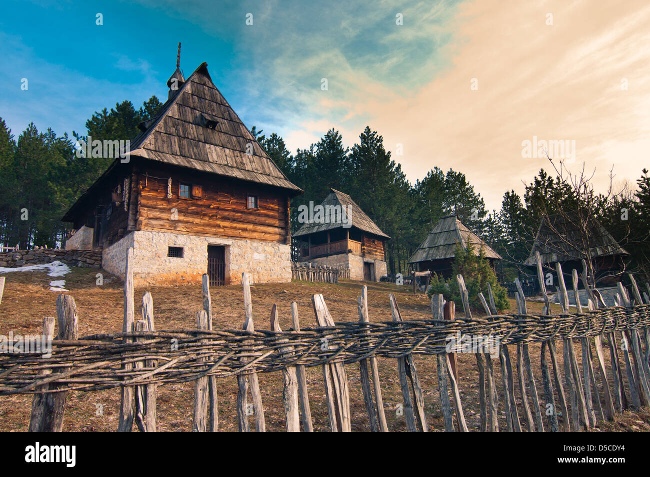 Ethno village Sirogojno nei dintorni Zlatibor, Serbia. Foto Stock