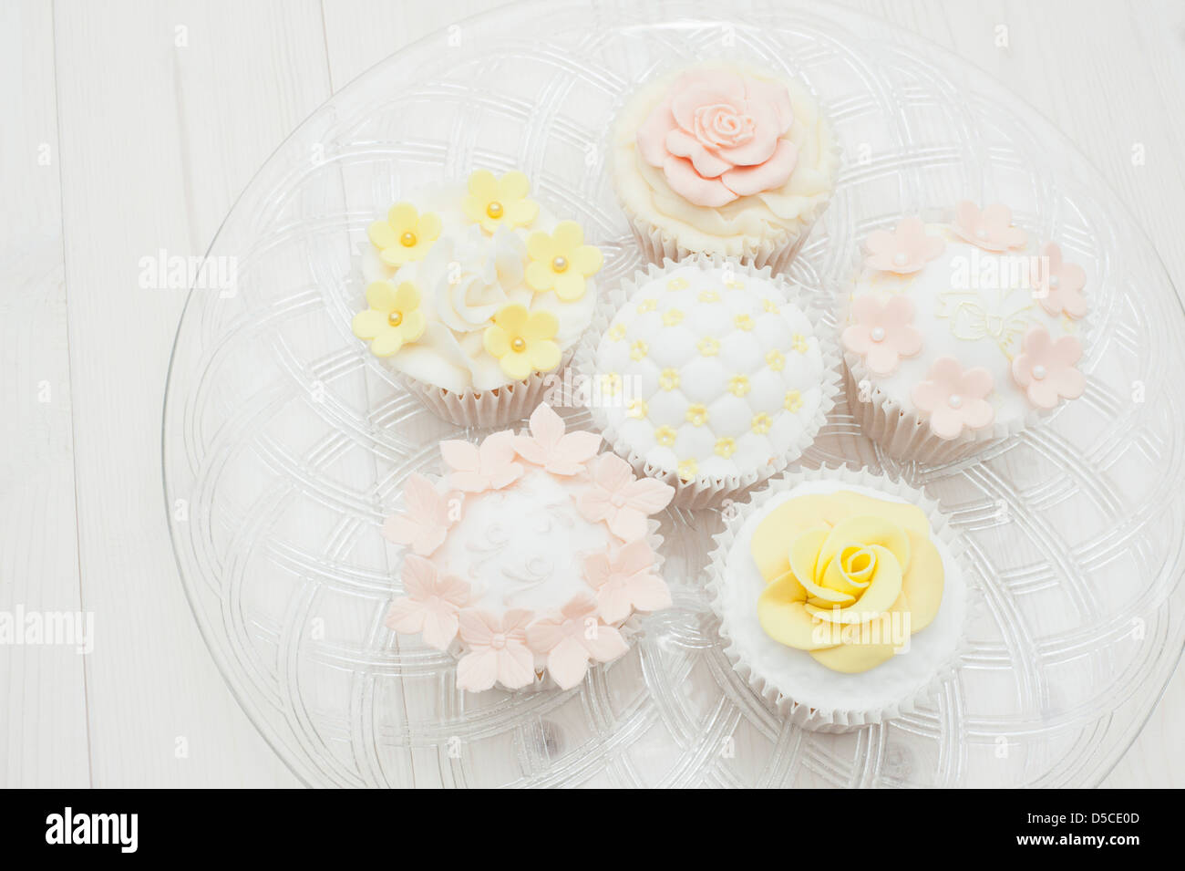 Tortini misti in un pastello, shabby chic stile con decorazioni sugarcraft Foto Stock