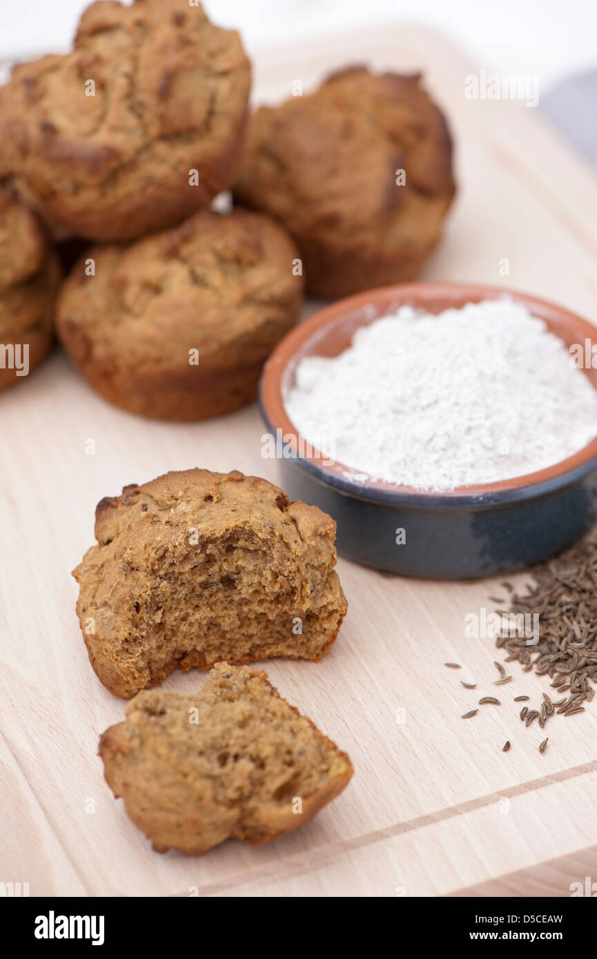 Pane appena sfornato, segala e semi di cumino muffin Foto Stock