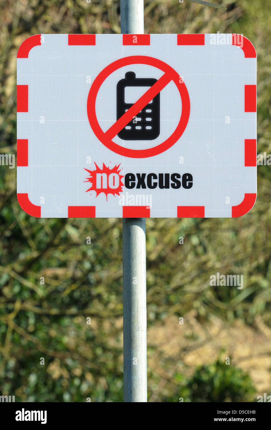 Nessuna scusa per la sicurezza stradale, segno alcun telefono cellulare durante la guida di segno, REGNO UNITO Foto Stock