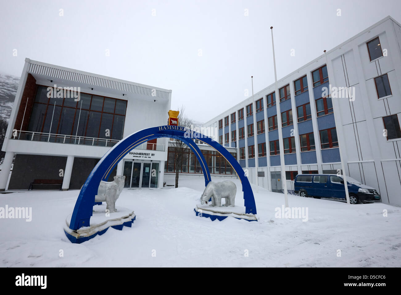 hammerfest radhus kommune uffici governo locale consiglio hammerfest municipio finnmark norvegia europa Foto Stock