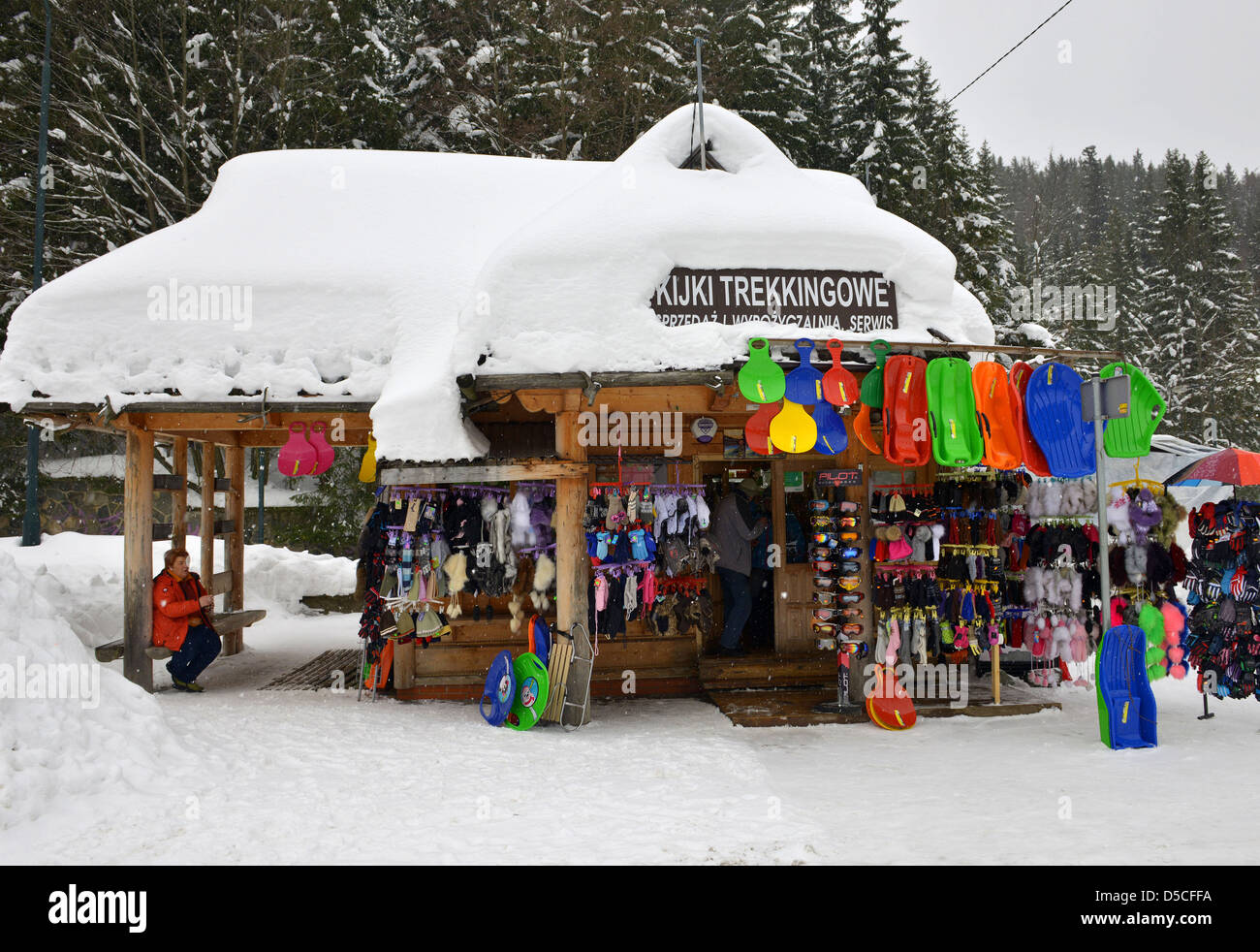 Negozio di souvenir nella neve a Zakopane, Polonia Foto Stock