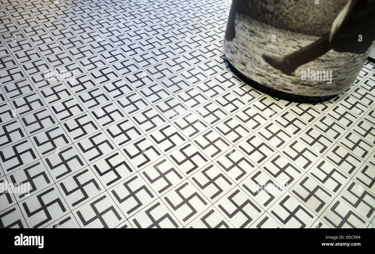Swastika piastrelle per pavimenti a Oskar Schindler Fabbrica e Museo, Cracovia in Polonia Foto Stock