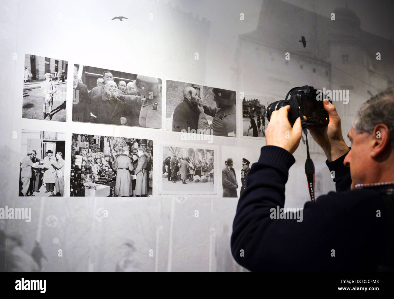 Immagini di ebrei di essere maltrattati in mostra a Oskar Schindler Fabbrica e Museo, Cracovia in Polonia Foto Stock