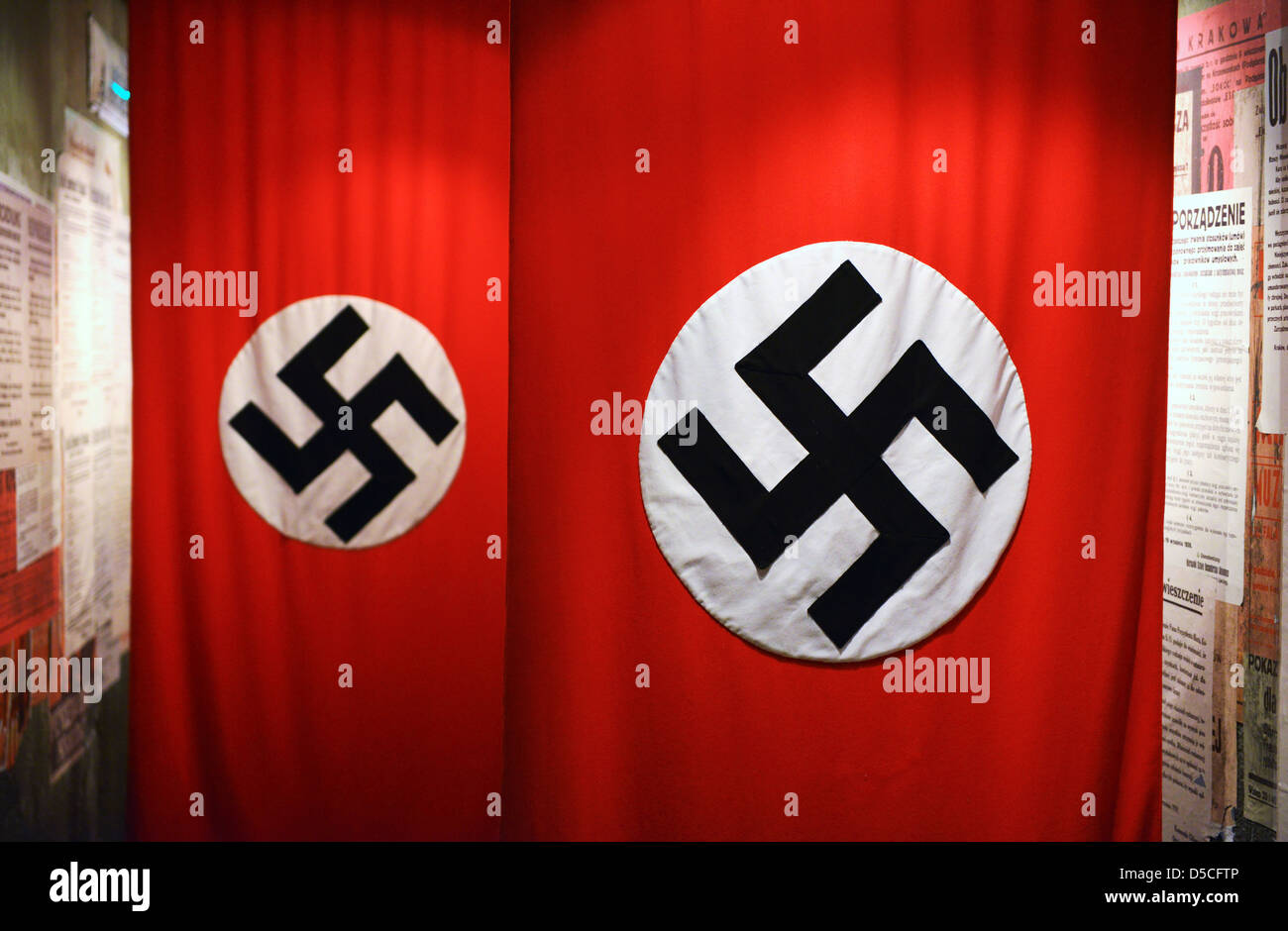 Oskar Schindler Fabbrica e Museo, nazista bandiere con la svastica, Cracovia in Polonia Foto Stock