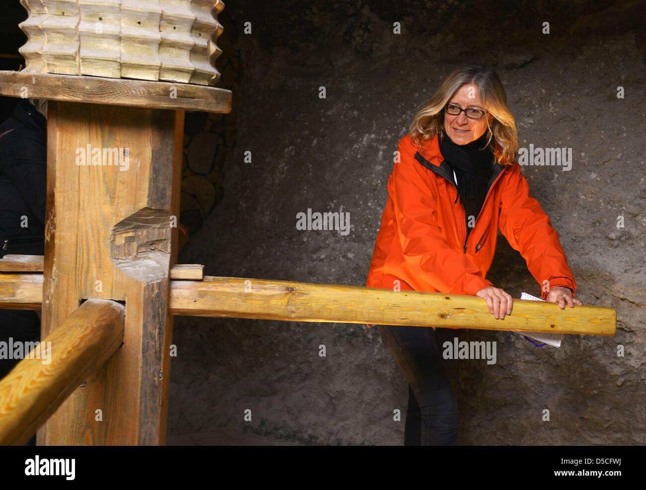 Tourist operando una vecchia gru in legno presso le miniere di sale di Wieliczka, Cracovia in Polonia. Foto Stock