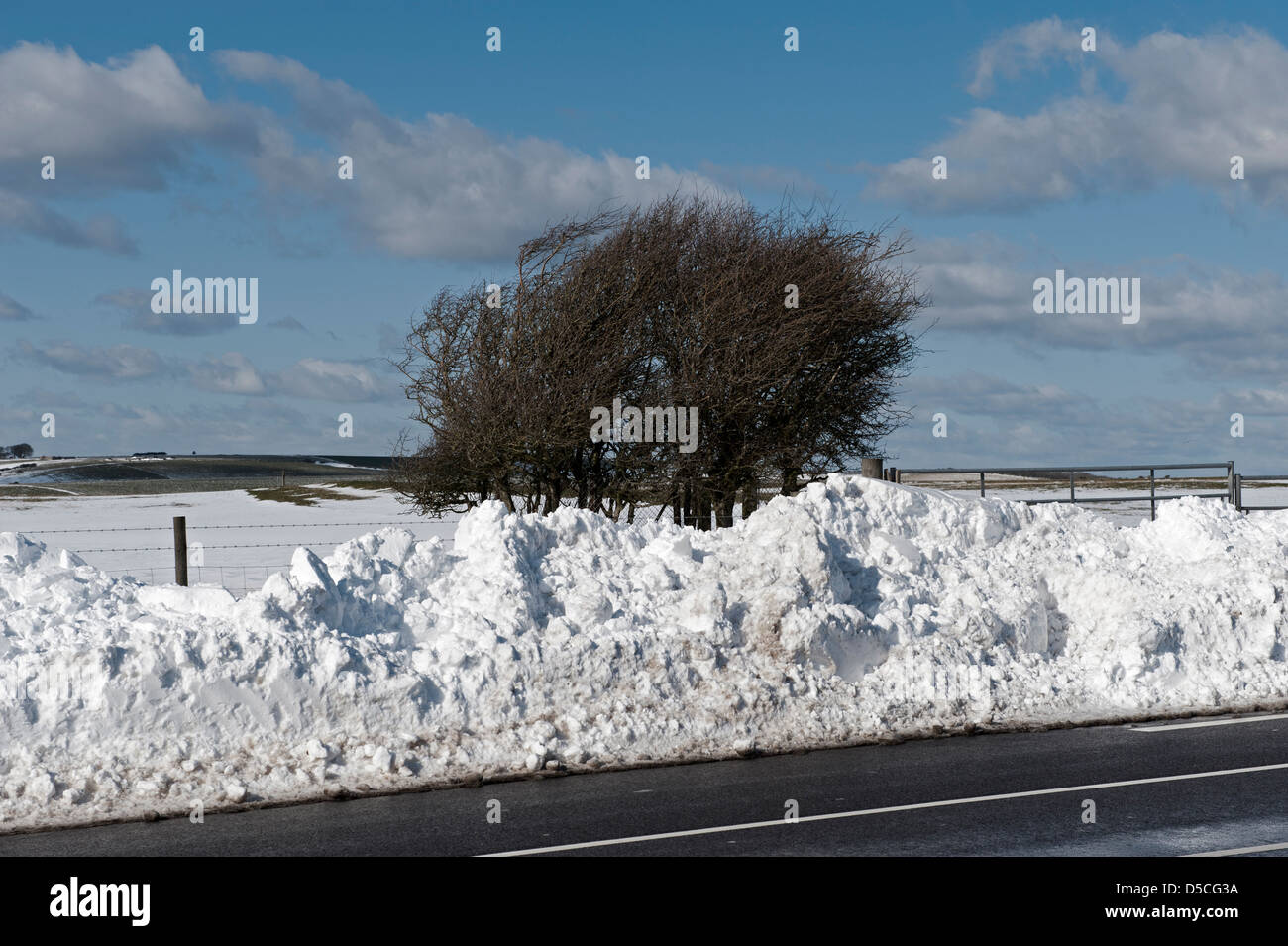 Neve impilate a lato della strada su Sussex Regno Unito Foto Stock