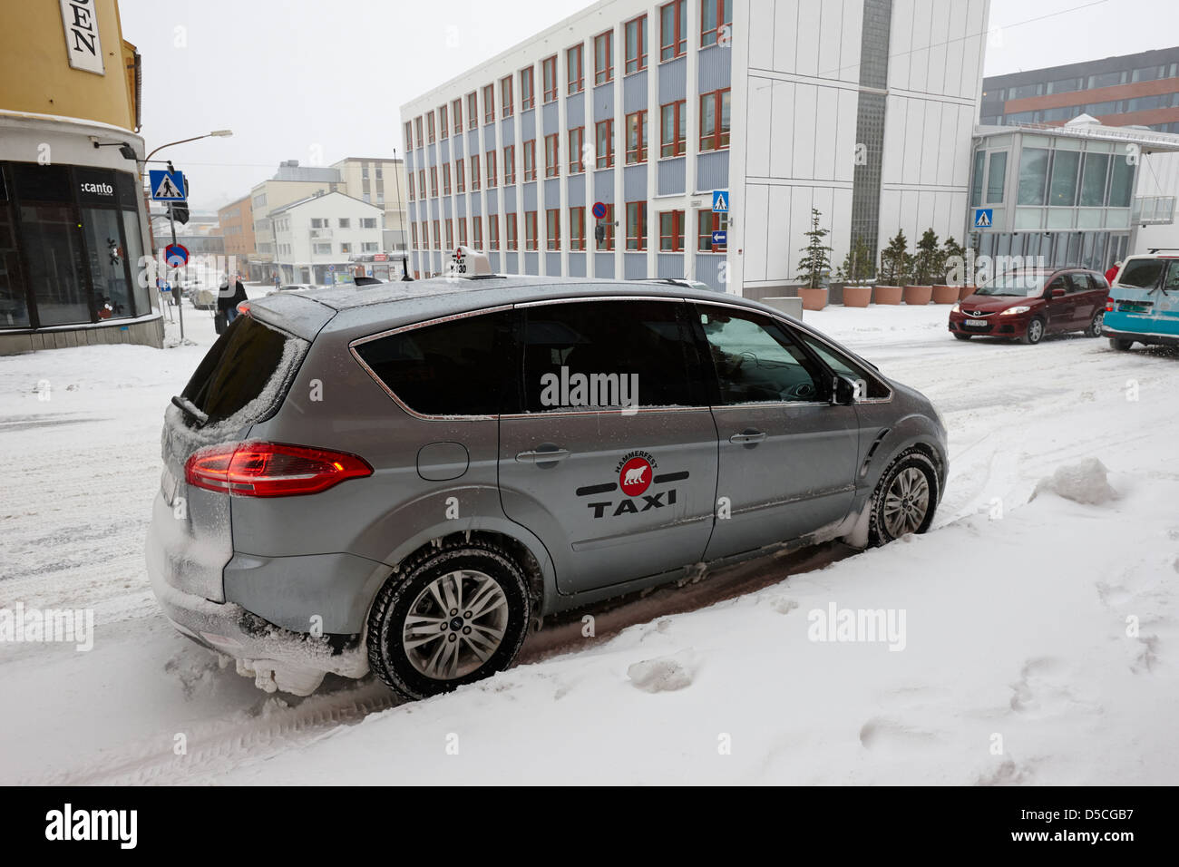 Hammerfest un taxi in attesa al lato della strada finnmark Norvegia europa Foto Stock