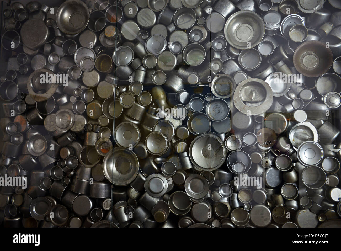 Alcuni dei vasi che una volta erano effettuati a Oskar Schindler Fabbrica e Museo, Cracovia in Polonia Foto Stock