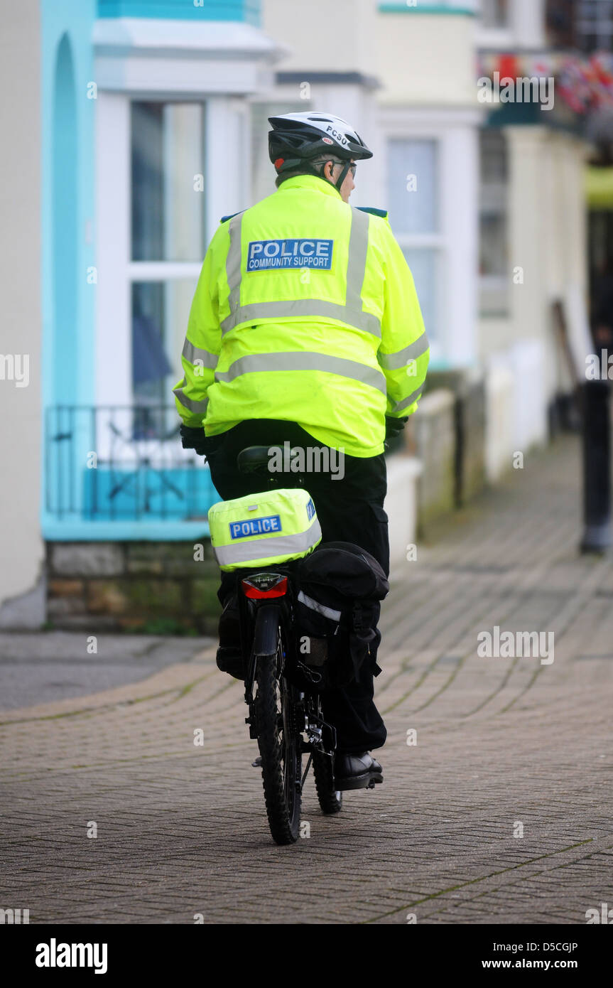 Comunità di polizia funzionario di supporto su una bicicletta, PCSO on bike patrol, REGNO UNITO Foto Stock