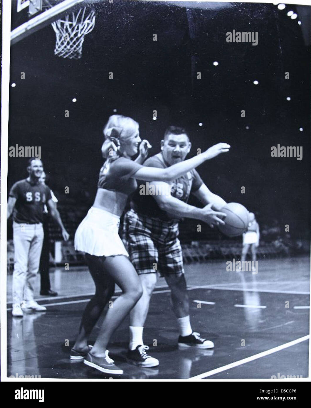 Questa mostra mostra mostra l'uniforme di un assistente di volo della Pacific Southwest Airlines, una parte importante della storia della compagnia aerea, che illustra l'evoluzione del servizio di trasporto aereo. Foto Stock