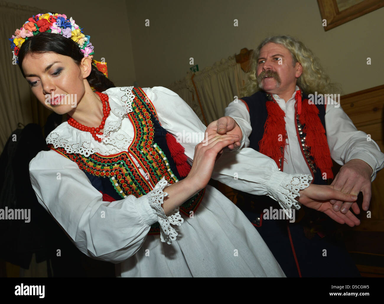 Ballerini e cantanti in costumi nazionali, Cracovia in Polonia Foto Stock