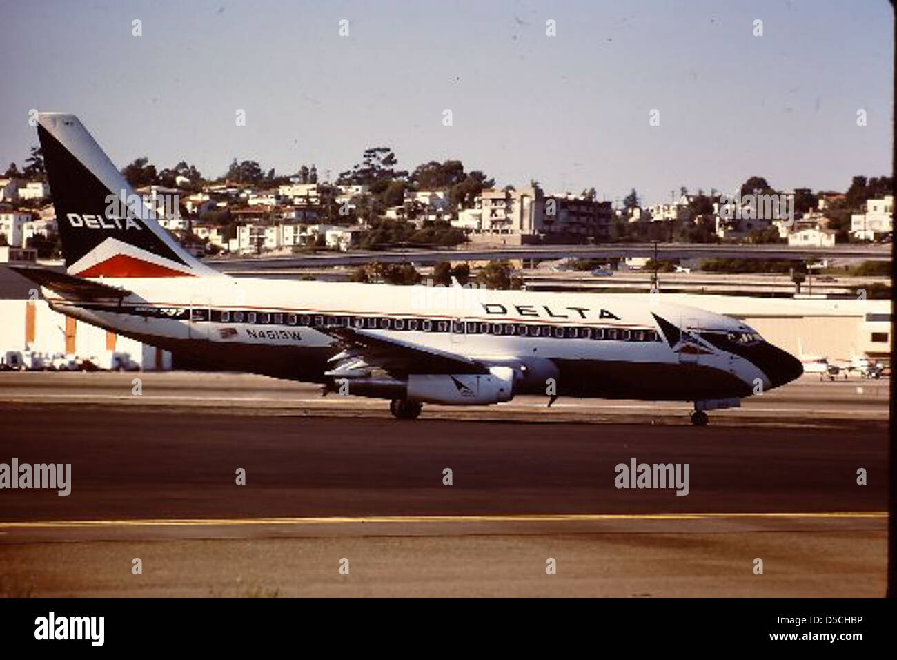 Il Boeing 737 N4513W è un aereo commerciale esposto al SDASM. Questo jet, parte della serie Boeing 737, è uno degli aerei più utilizzati nell'aviazione commerciale, accreditato a Quastler per il copyright. Foto Stock