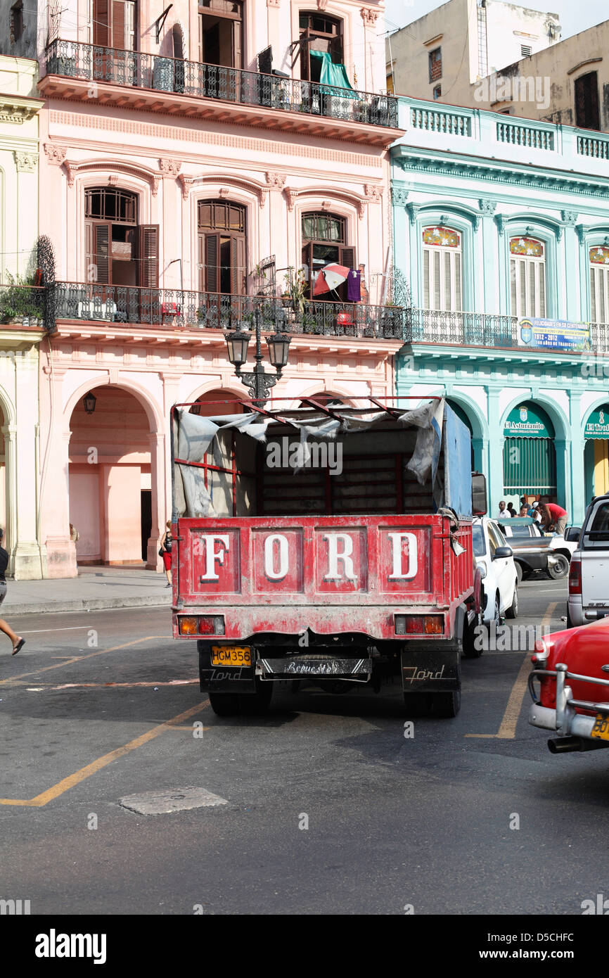 Old Ford Truck parcheggiato nel centro di Avana Cuba Foto Stock