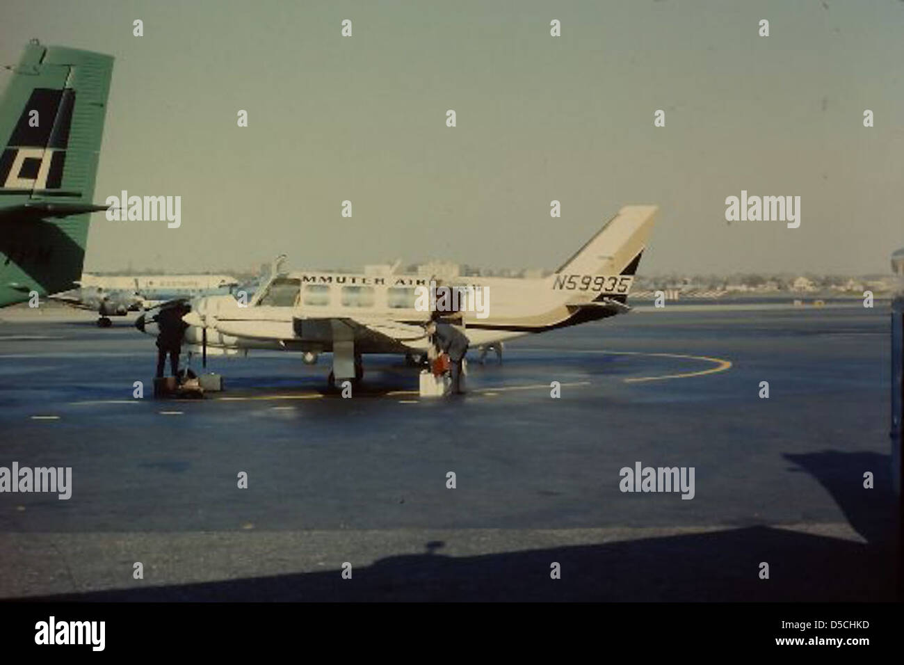 Il Piper PA-31-350, immatricolato N59935, è un aereo bimotore comunemente utilizzato per i servizi di trasporto aereo pendolare. Questo specifico velivolo è presente nella collezione del San Diego Air and Space Museum, con il suo design che mette in risalto sia l'aviazione commerciale che quella del trasporto leggero. Foto Stock