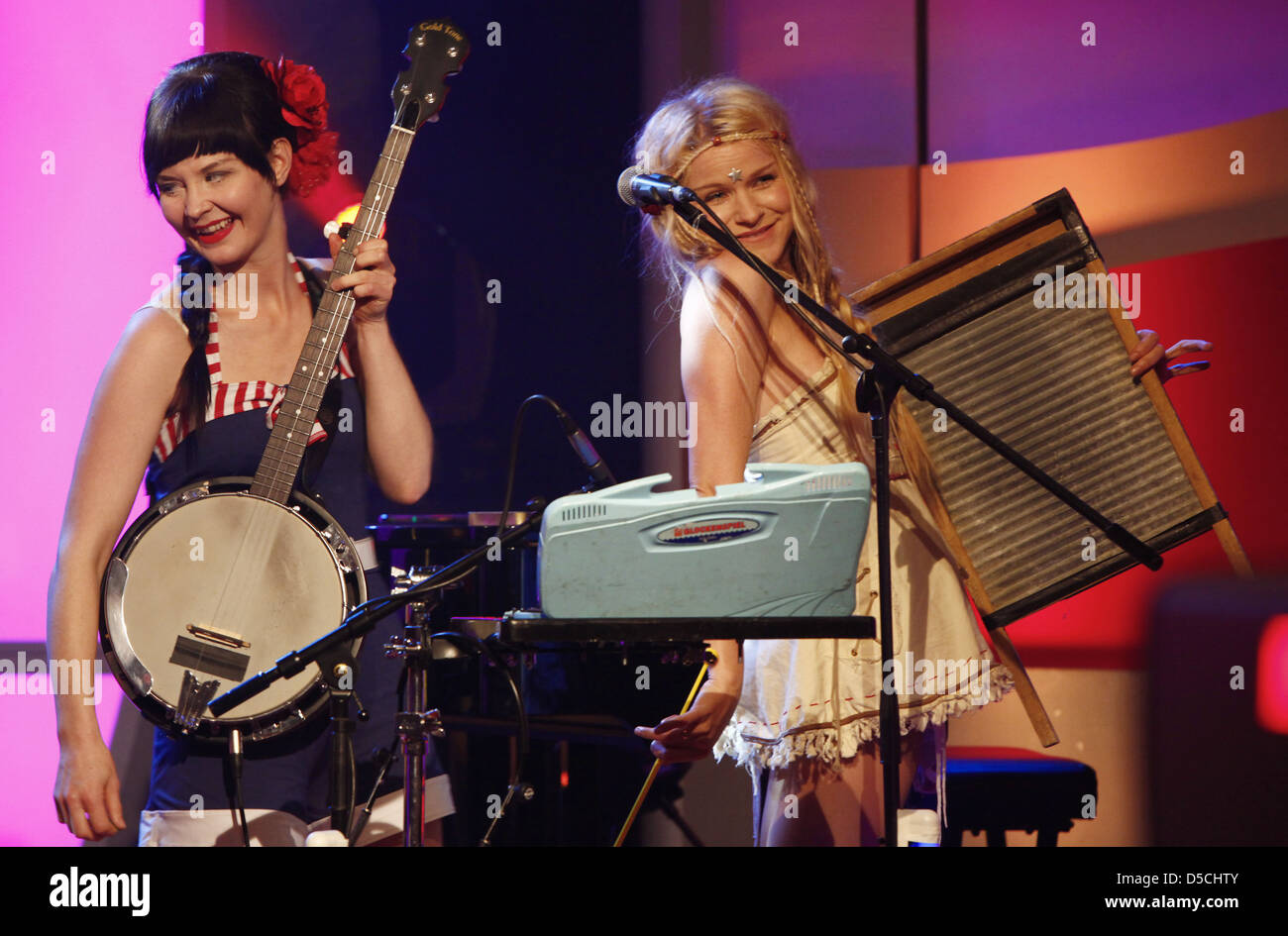 Katzenjammer banda su tedesco talkshow '3 nach 9'. Bremen, Germania - 30.09.2011 Foto Stock