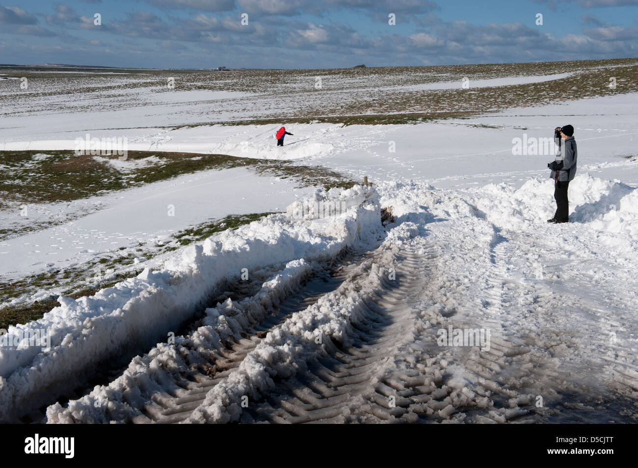 Coperte di neve sulla strada del Sussex, Regno Unito Foto Stock