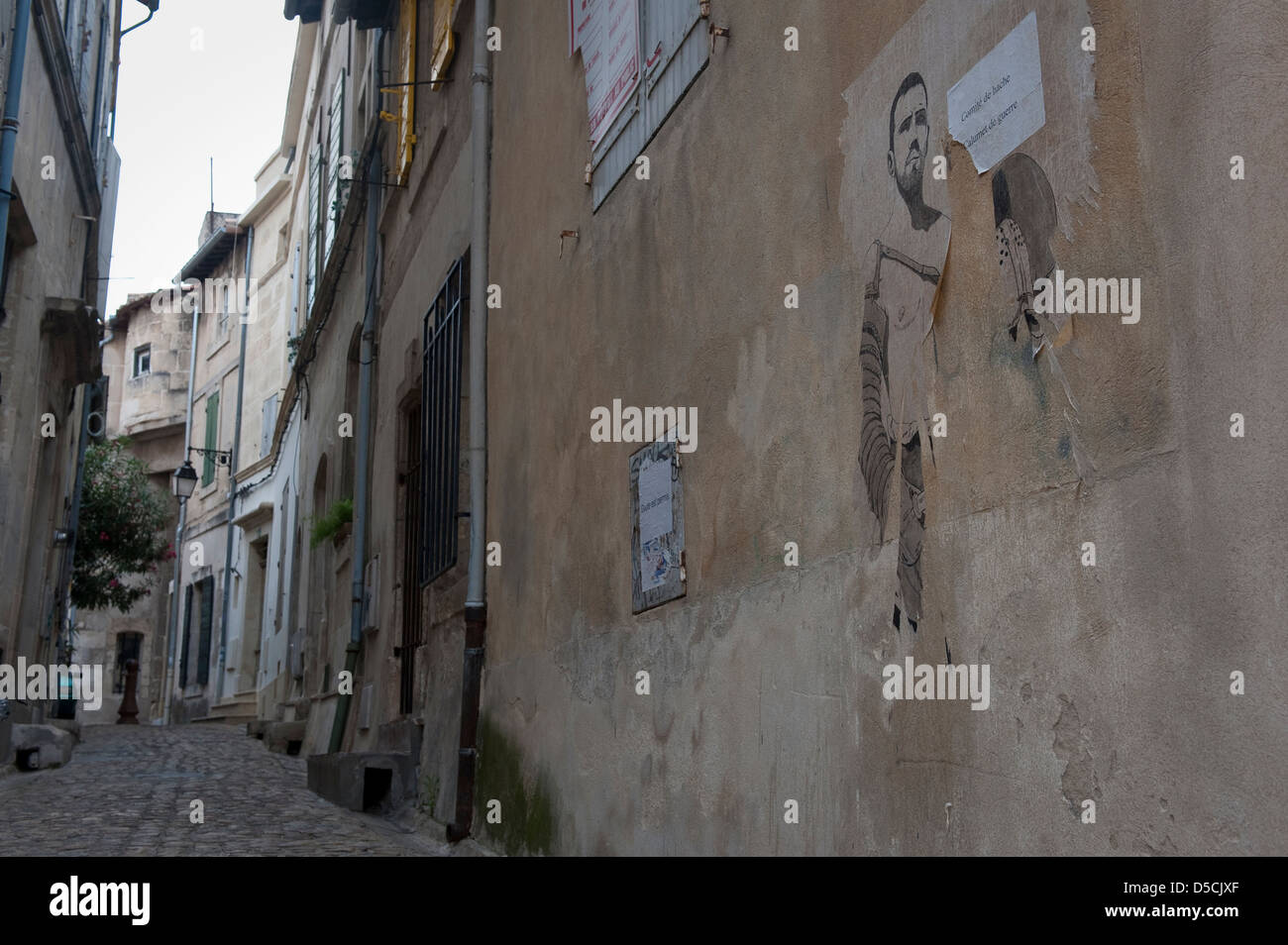 Arte di protesta in un vicolo, Arles, Francia Foto Stock