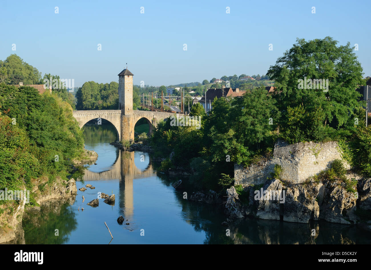 Famoso ponte medievale nella vecchia città francese di Orthez Foto Stock