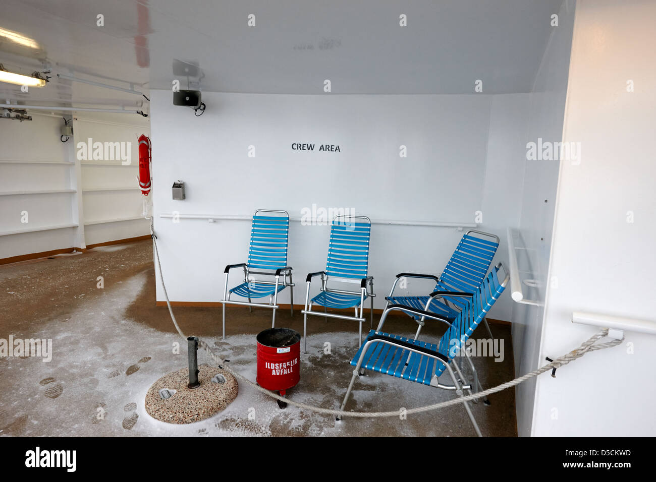 Le navi vuote equipaggio outdoor zona fumatori nella neve sulla nave Europa Norvegia Foto Stock