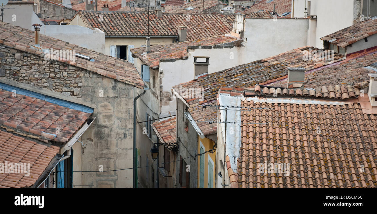 Tetti nella città vecchia, Arles, Francia Foto Stock