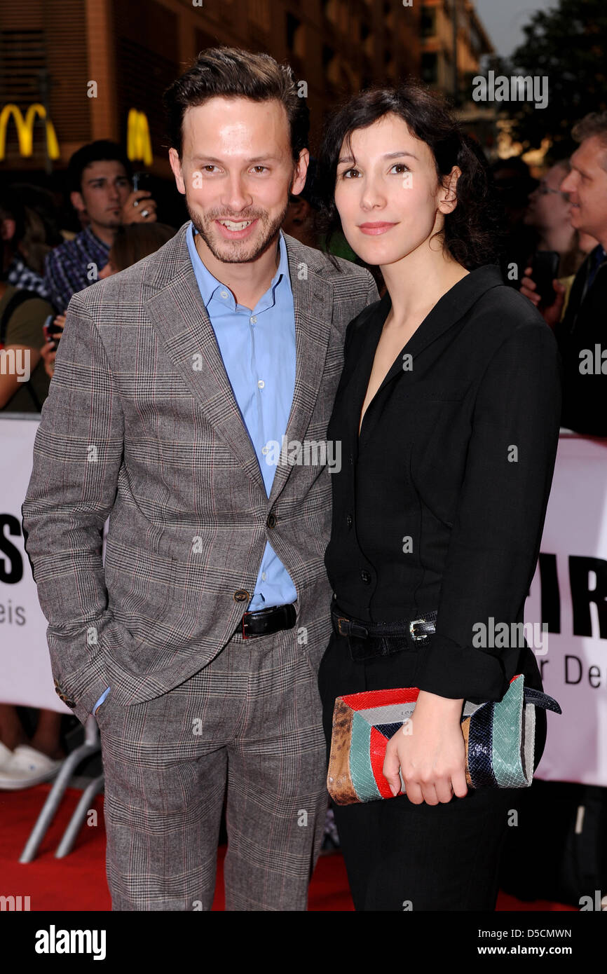 Franz Dinda e Sibel Kekilli presso i primi passi dei premi al Theater am Potsdamer Platz - Arrivi. Berlino, Germania - 23.08.2011 Foto Stock