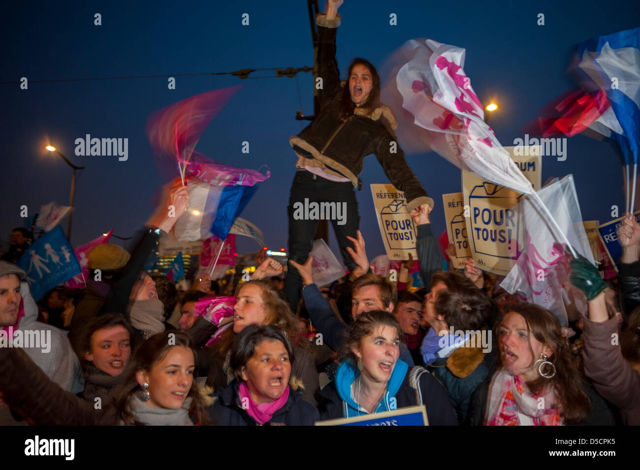 Parigi, Francia. Folla arrabbiata al Rally contro il matrimonio GA-y dimostrazione da parte del collettivo omofobico 'manif pour Tous', presso la sede centrale di France Tele-Vision, durante la T.V. di Pres. Hollande Inter-view, protestando urlare su strada, folla adolescenti, ANTI GAY RALLY Foto Stock