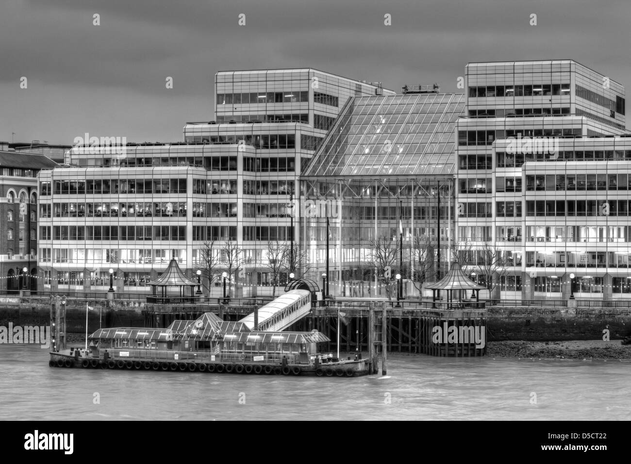 Ponte di Londra City Pier, il fiume Tamigi, Londra, Inghilterra Foto Stock