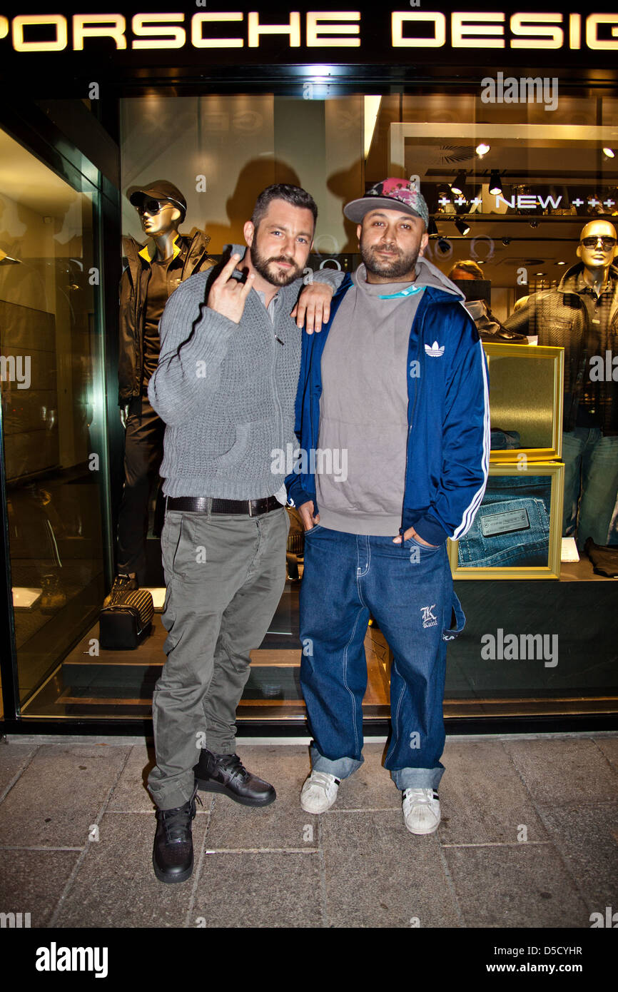 Il rapper tedesco Das Bo di X-Factor e sidekick DJ Plazebo il lancio di  jeans Porsche Porsche Design Store am Neuen parete Foto stock - Alamy