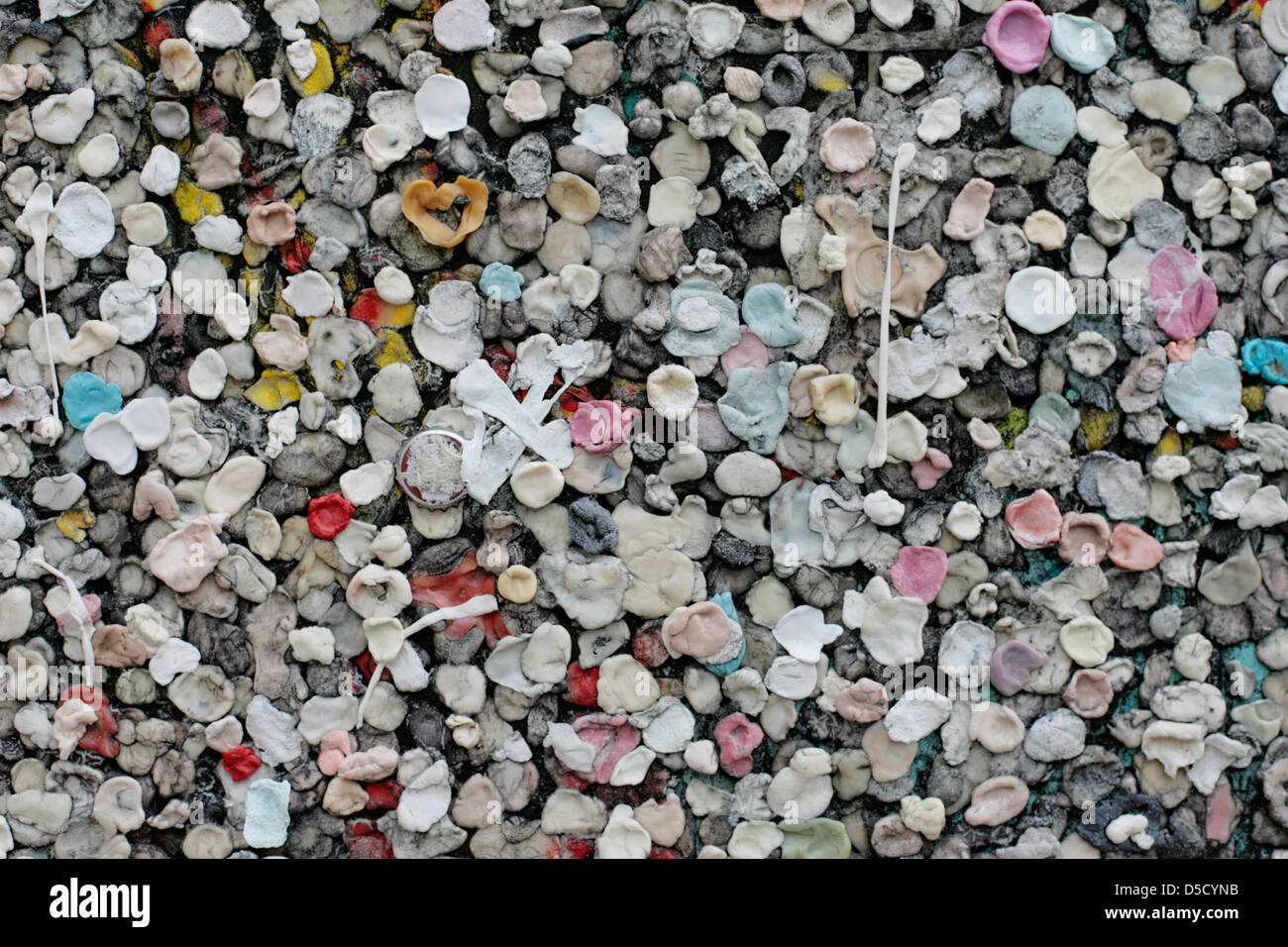 Berlino, Germania, punteggiata con parete di gomma rimane a Potsdamer Platz Foto Stock