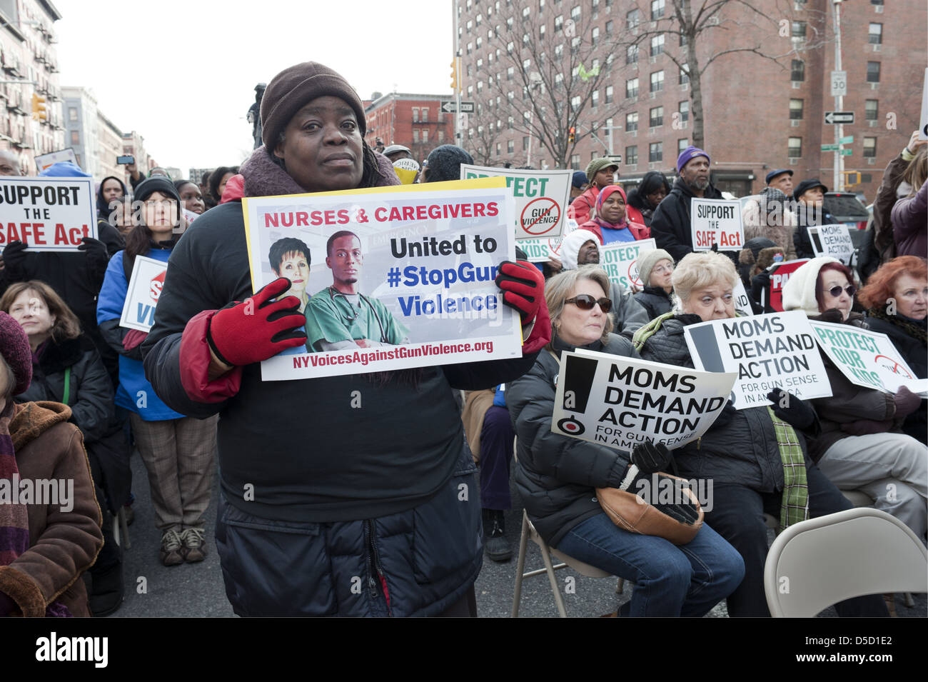 Le donne protestano contro la violenza delle armi e chiedono riforme nel rally nel quartiere Harlem di Manhattan, il 21 marzo 2013. Foto Stock