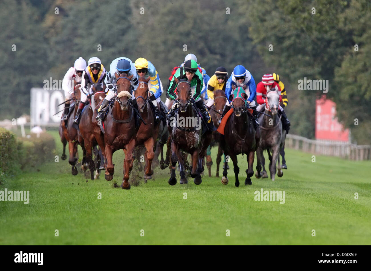 Hoppegarten, Germania, cavalli e fantini durante una corsa di cavalli Foto Stock