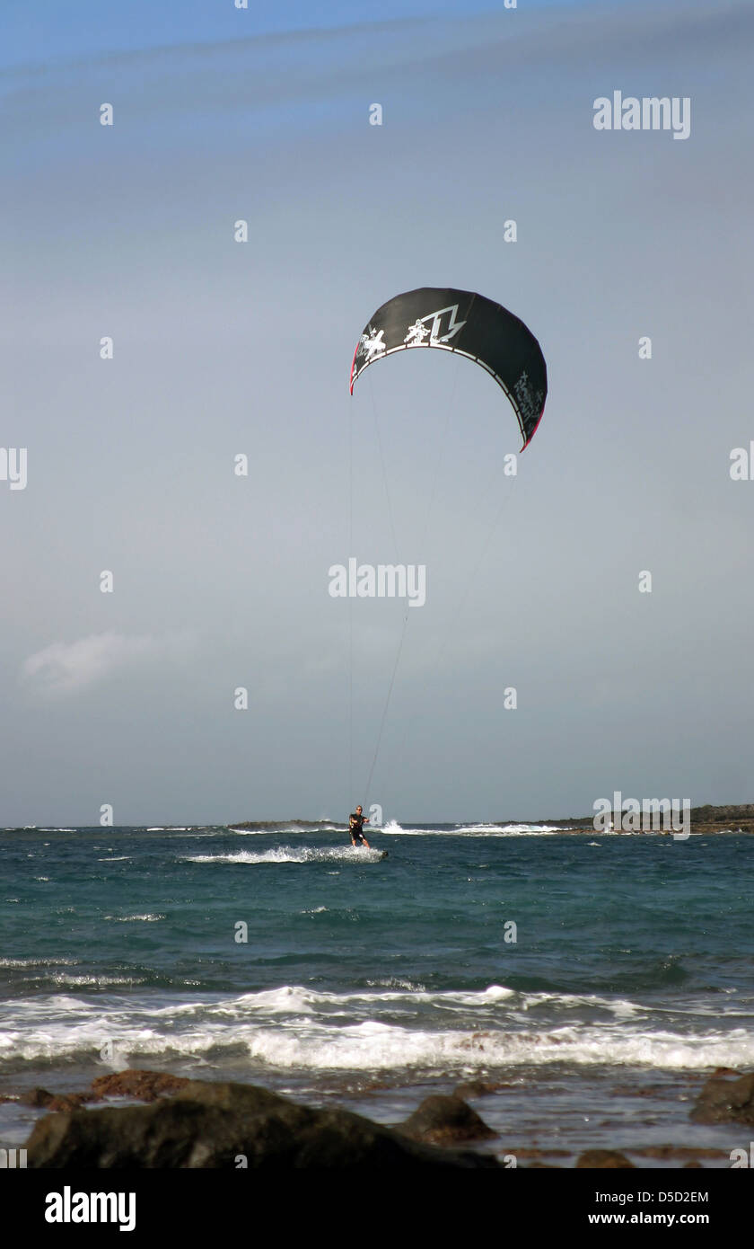 Da Los Cristianos, Spagna, kitesurf in mare Foto Stock