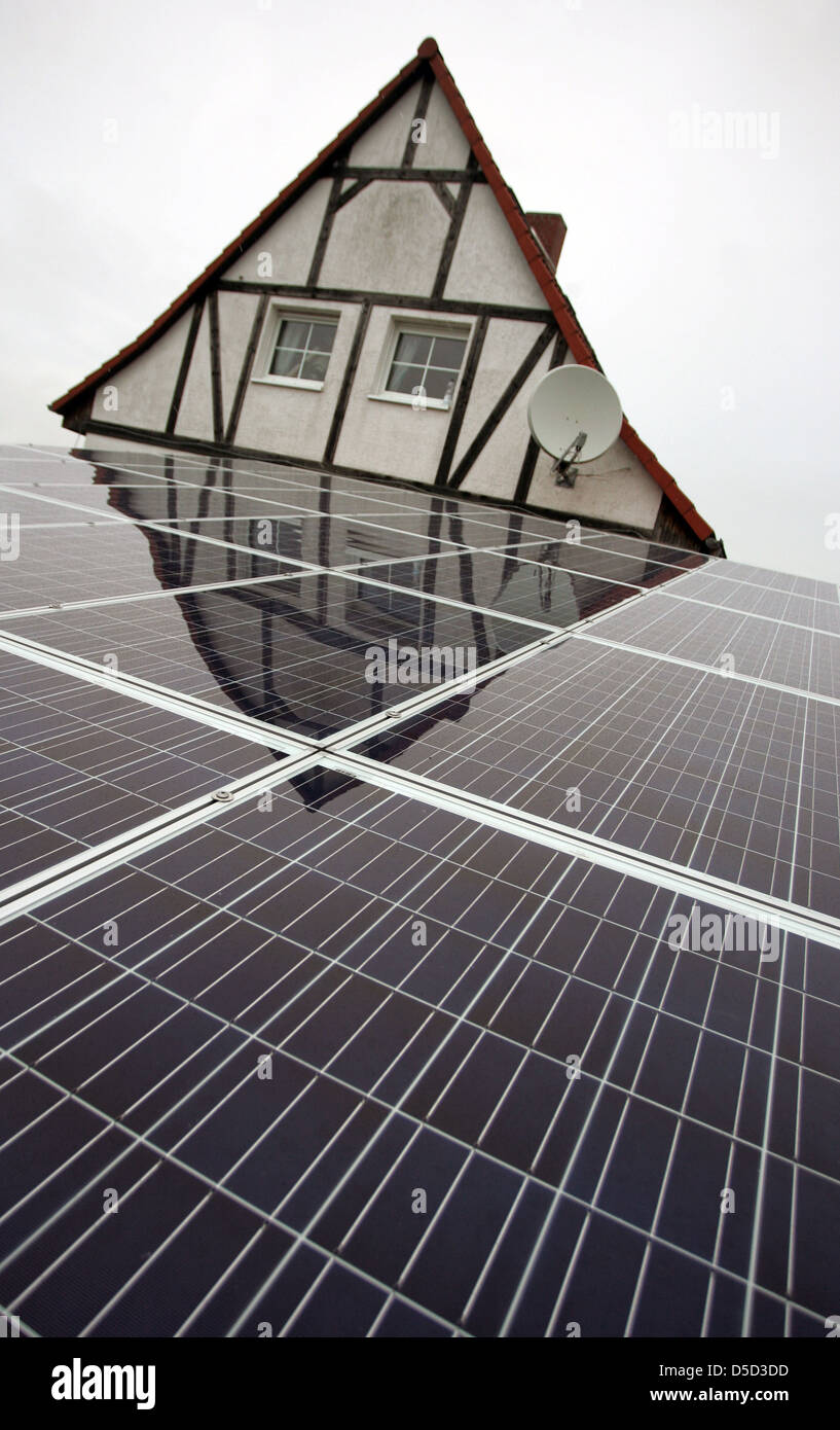 Magdeburg, Germania, impianto solare sul tetto di una casa di famiglia Foto Stock