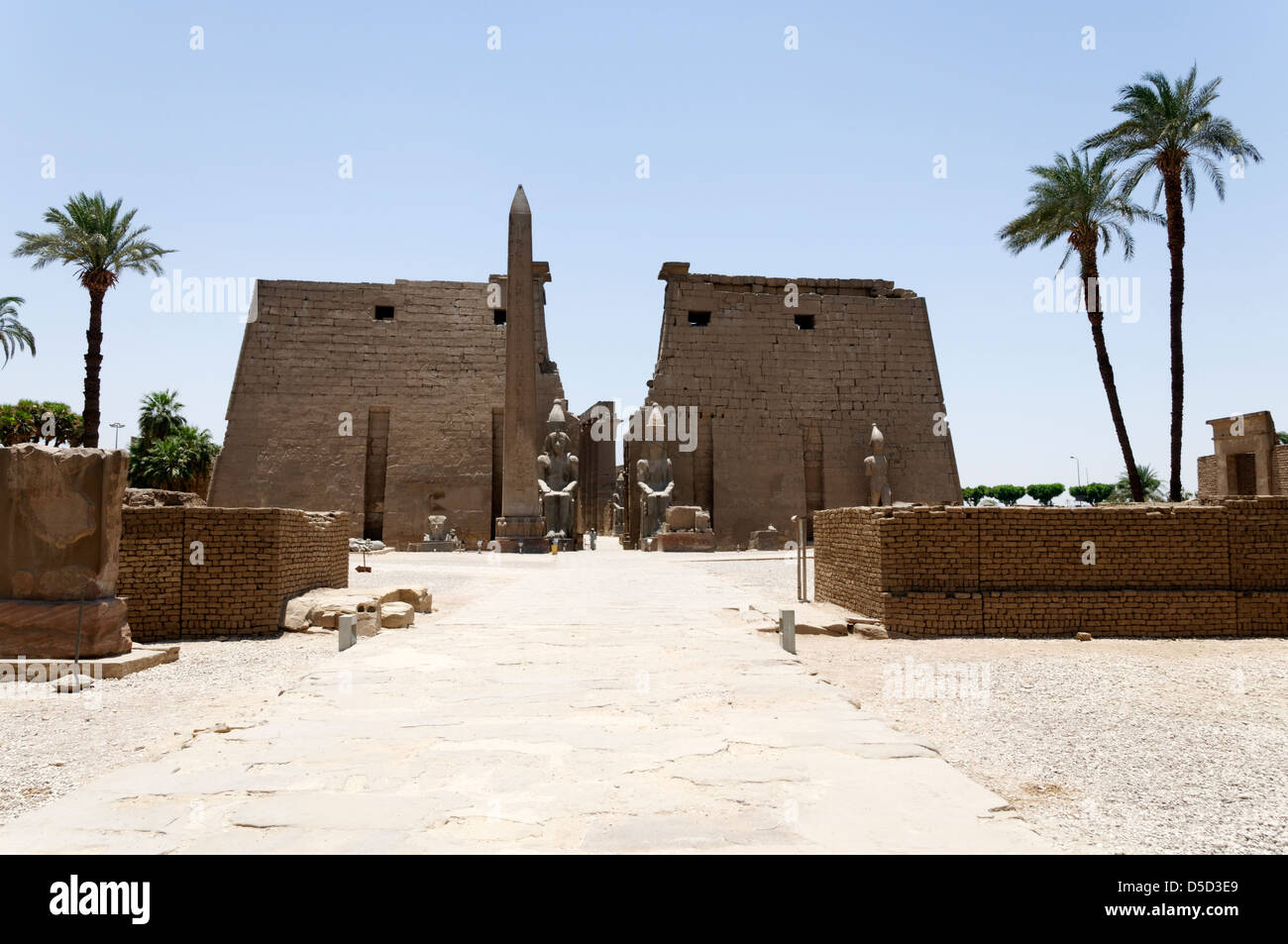 L'Egitto. Tempio di Luxor primo pilone che fu costruito da Ramses II durante il XIX dinastia. Foto Stock