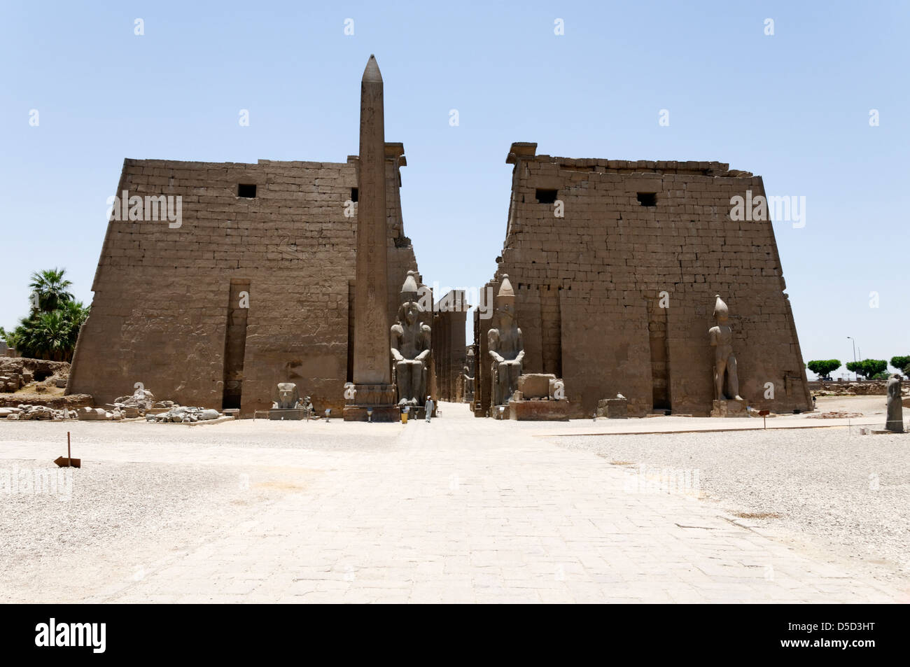 L'Egitto. Tempio di Luxor primo pilone che fu costruito da Ramses II durante il XIX dinastia. Foto Stock