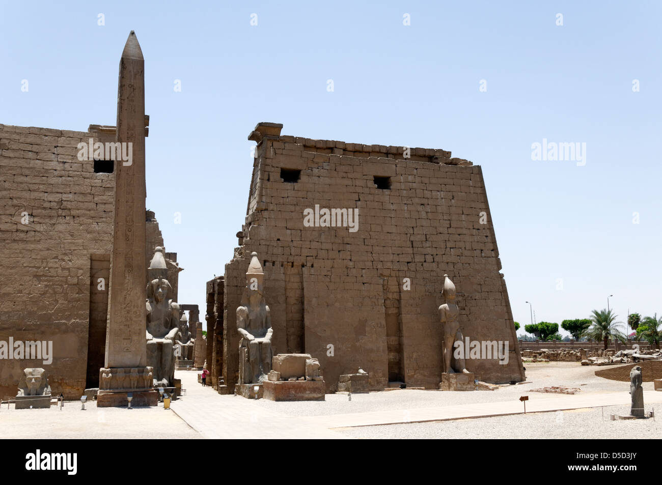 L'Egitto. Tempio di Luxor primo pilone che fu costruito da Ramses II durante il XIX dinastia. Foto Stock