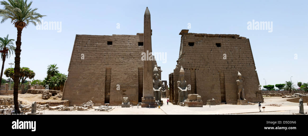 L'Egitto. Tempio di Luxor primo pilone che fu costruito da Ramses II durante il XIX dinastia. Foto Stock