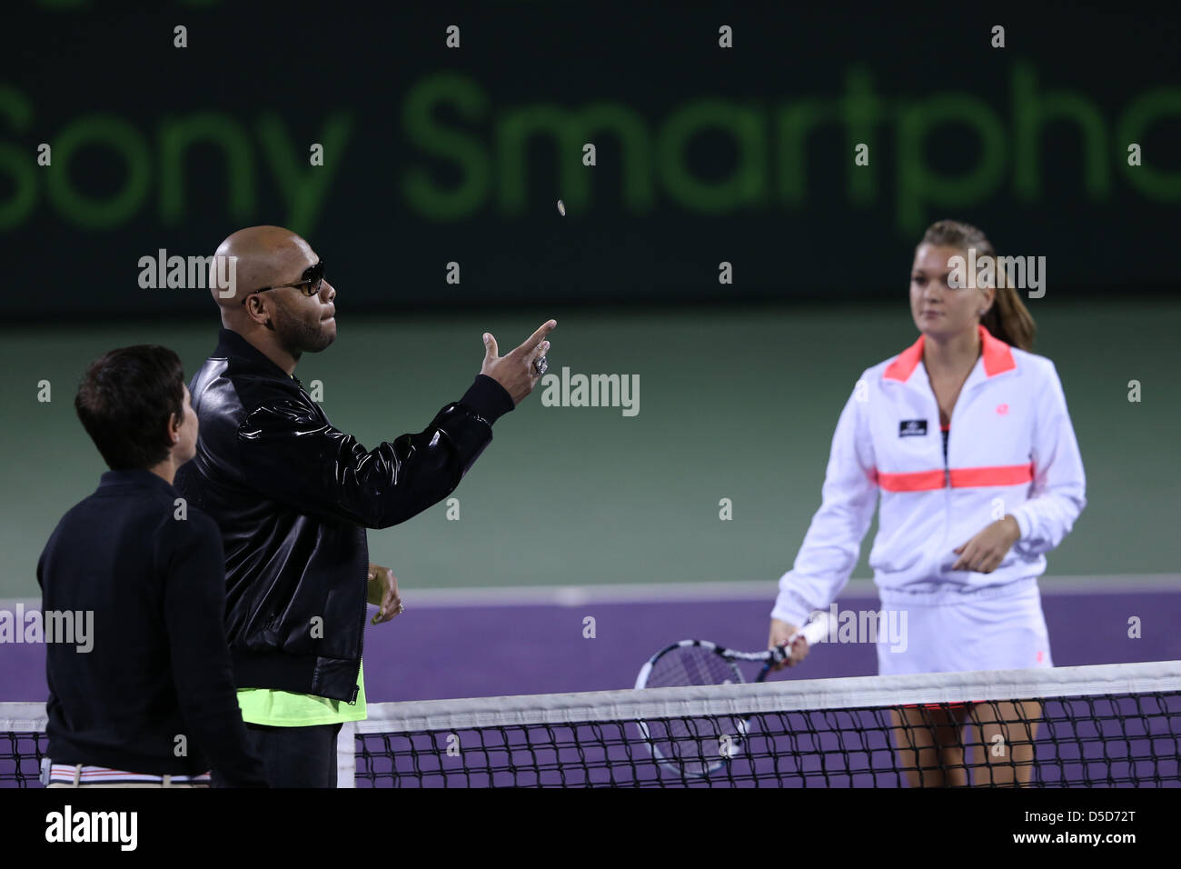 Miami, FL - Flo-Rida lanci la moneta per Agnieszka Radwanka di Polonia e Serena Wiliams degli USA durante il giorno 11 delle semifinali presso il Sony Open 2013. Foto Stock