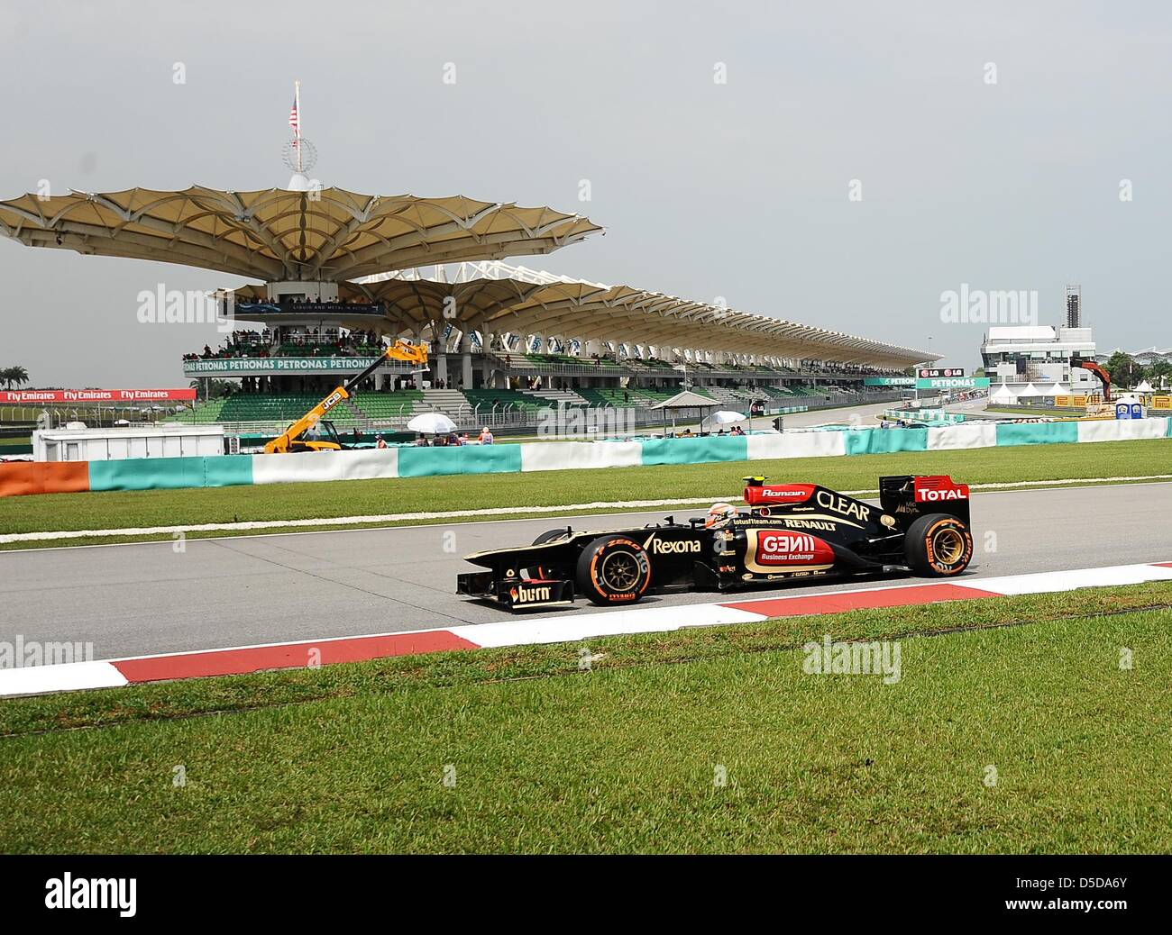Marzo 22, 2013, Sepang, Malesia - Romain Grosjean, Francese Lotus F1 Team pilota sterzo la sua vettura durante la prima sessione di prove libere di Formula Uno Malaysian Grand Prix 2013 al Sepang International Circuit. (Foto di Robertus Pudyanto/AFLO) Foto Stock