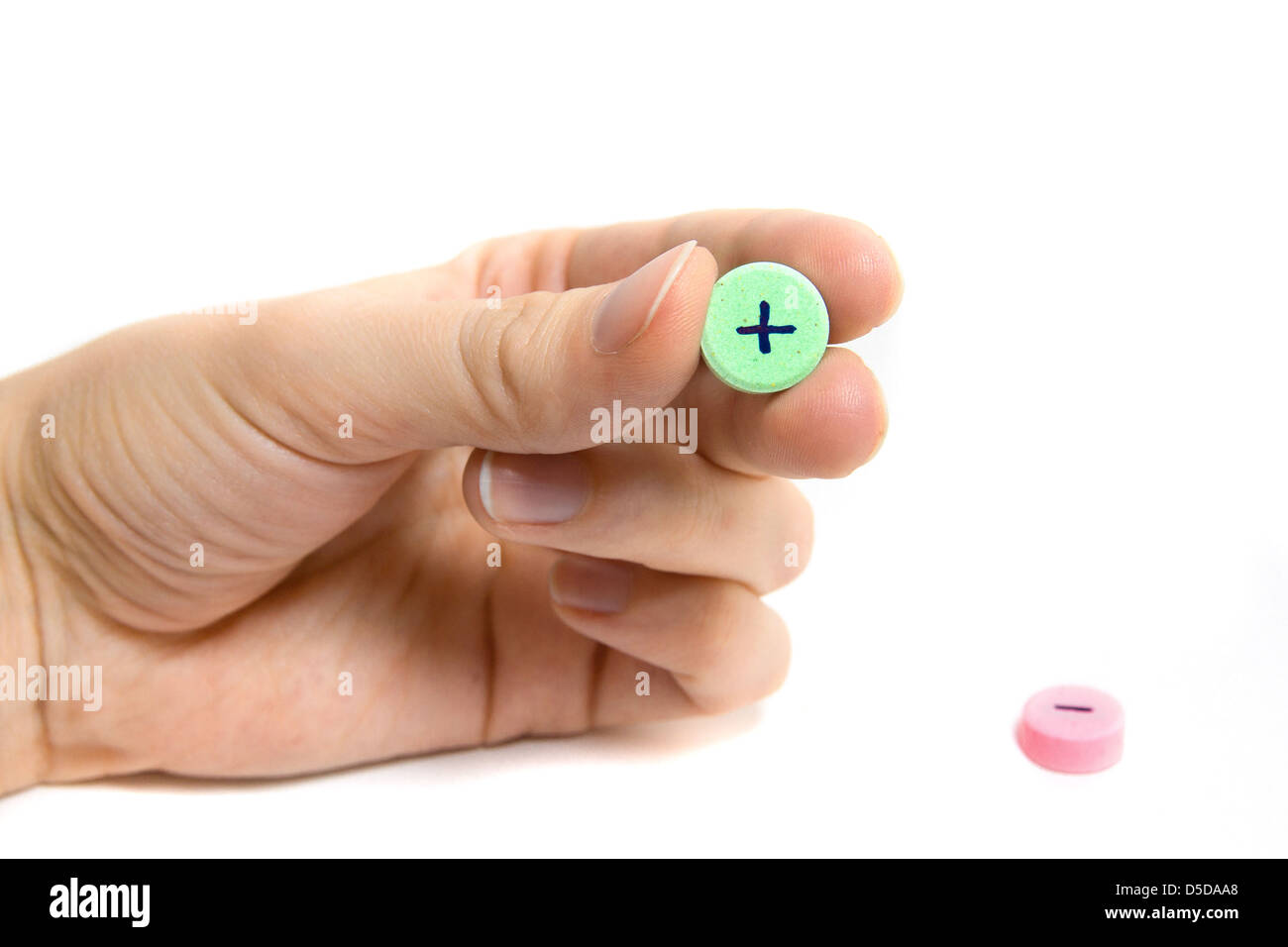 Compresse con plus e il segno meno e mano femmina isolato su bianco. Concetto di scelta. Foto Stock