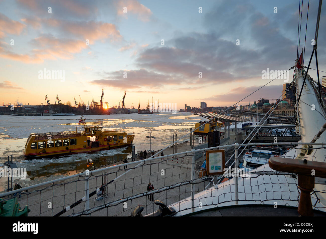 Amburgo, Germania, il tramonto del porto di Amburgo Foto Stock