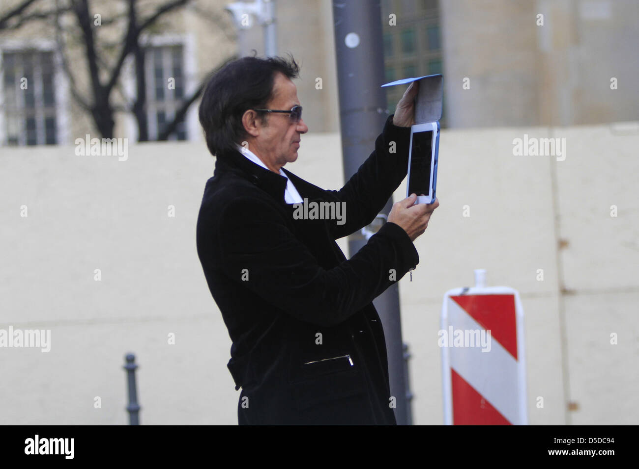 Jean Michel Jarre in possesso di un iPad Apple al di fuori del Hotel de Roma nel quartiere Mitte. Berlino, Germania 08.11.2011 Foto Stock