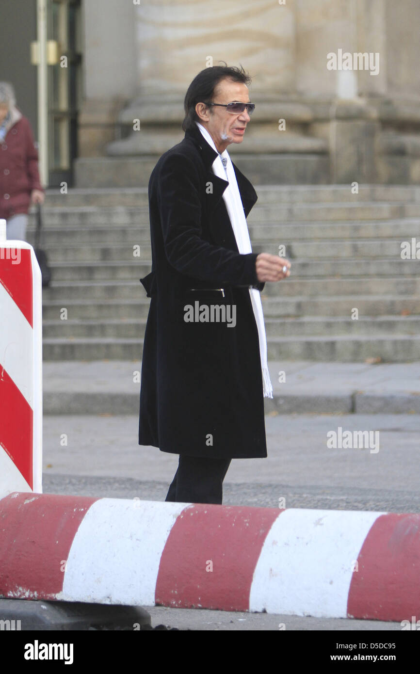 Jean Michel Jarre fumare una sigaretta fuori dall'Hotel de Roma nel quartiere Mitte. Berlino, Germania 08.11.2011 Foto Stock