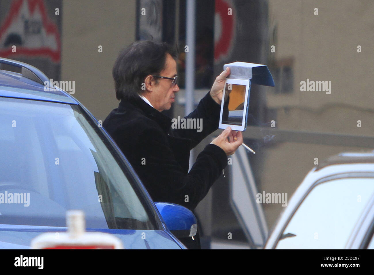 Jean Michel Jarre in possesso di un iPad Apple al di fuori del Hotel de Roma nel quartiere Mitte. Berlino, Germania 08.11.2011 Foto Stock