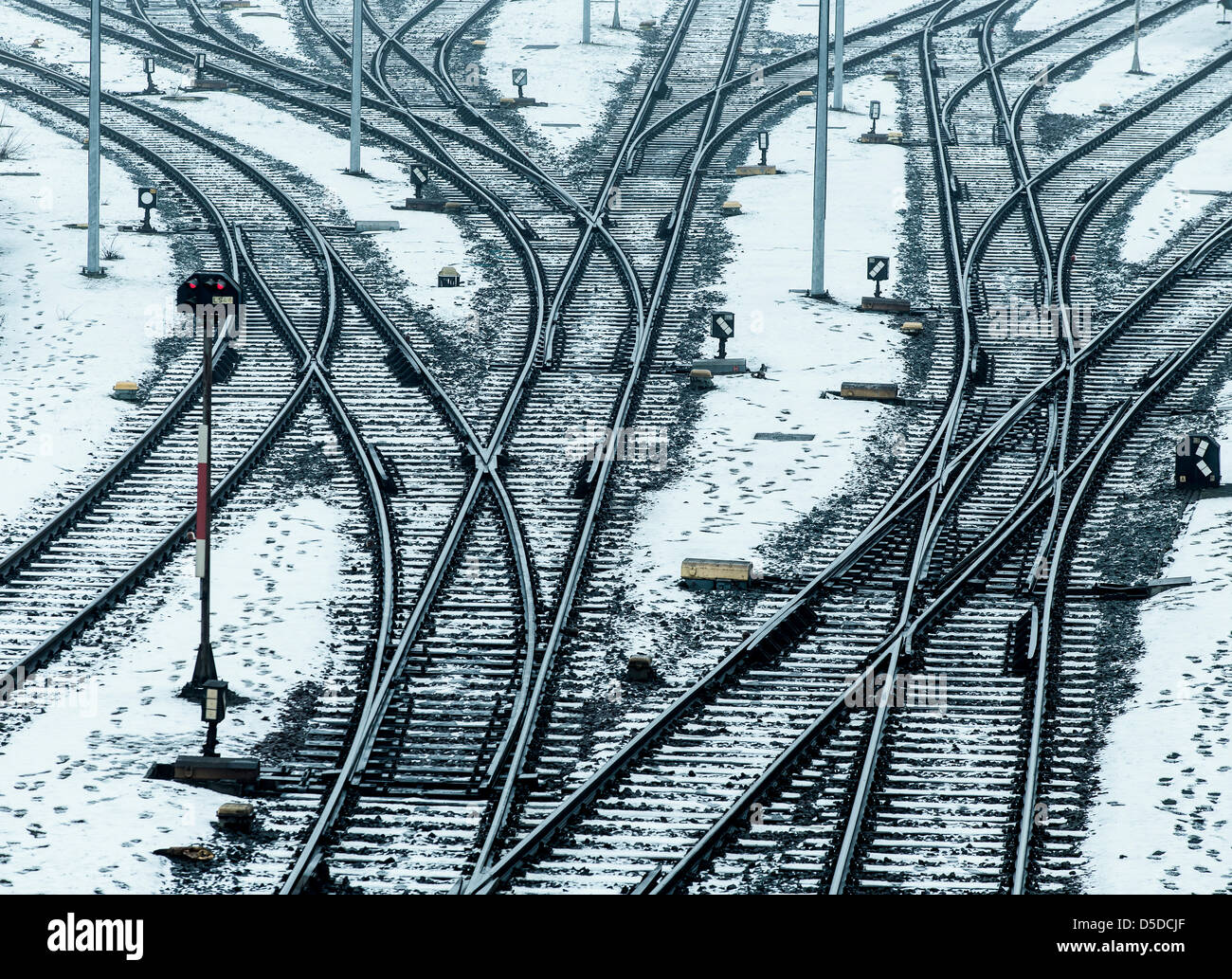 Le vie e gli interruttori della Deutsche Bahn AG, German Rail, d'inverno. Foto Stock