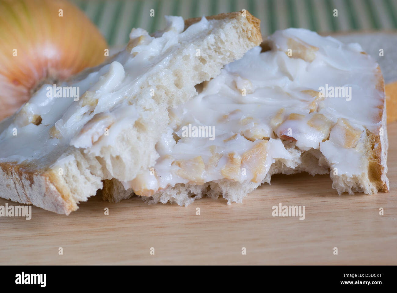 Fetta di pane unta con lo strutto e cipolla Foto Stock