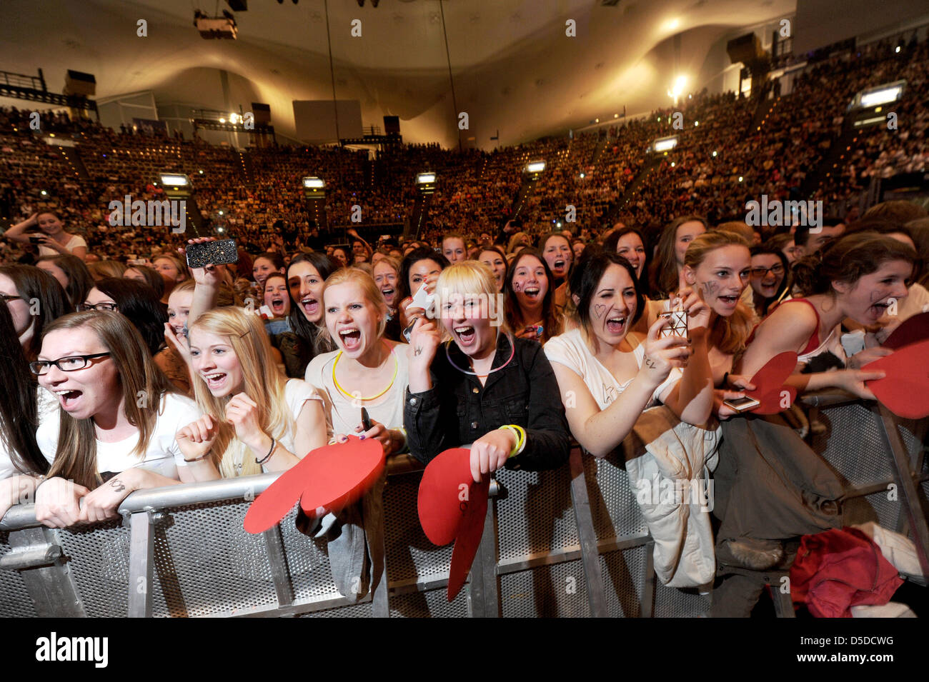 Monaco di Baviera, Germania. Il 28 marzo 2013. Giovani fan femminili urlare durante il concerto del cantante canadese Justin Bieber a Olympia Hall di Monaco di Baviera, Germania, 28 marzo 2013. Il concerto è stato l'inizio di Bieber tedesco della gita. L'idolo teenie darà anche concerti a Berlino, di Amburgo e Colonia nei prossimi giorni. Foto: Tobias Hase ( -)Hase /dpa/Alamy Live News Foto Stock