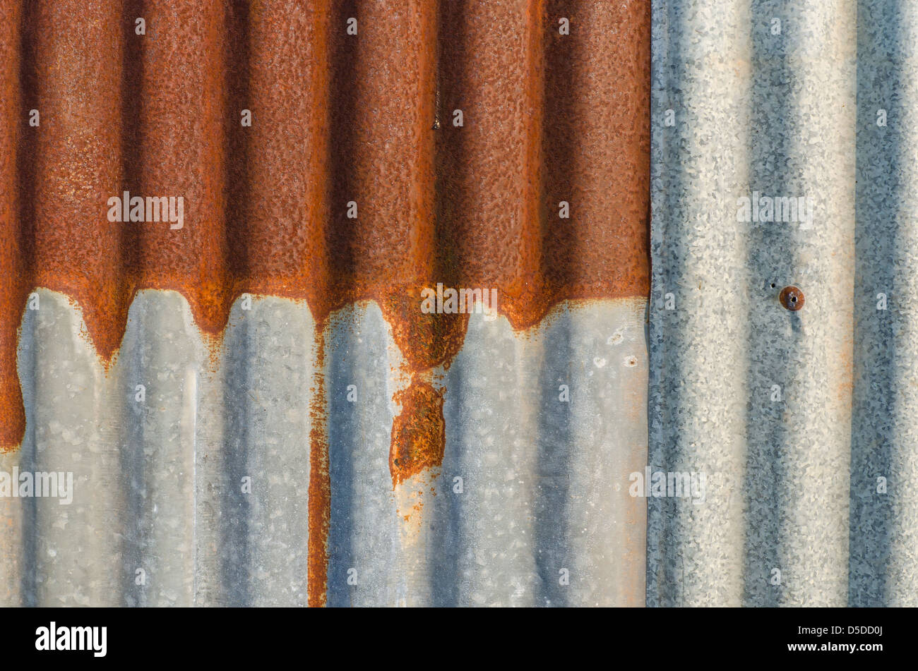 Vecchio arrugginito parete di zinco per lo sfondo Foto Stock