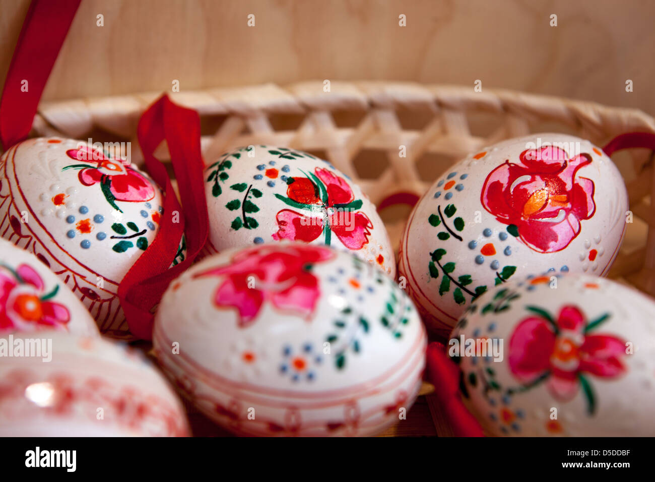 Uova di Pasqua ceche originali, uova di Pasqua dipinte in un cestino, Repubblica Ceca di Praga Foto Stock